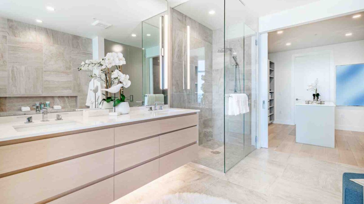 Design Ideas for Stylish Glass Shower Doors in Small Bathrooms