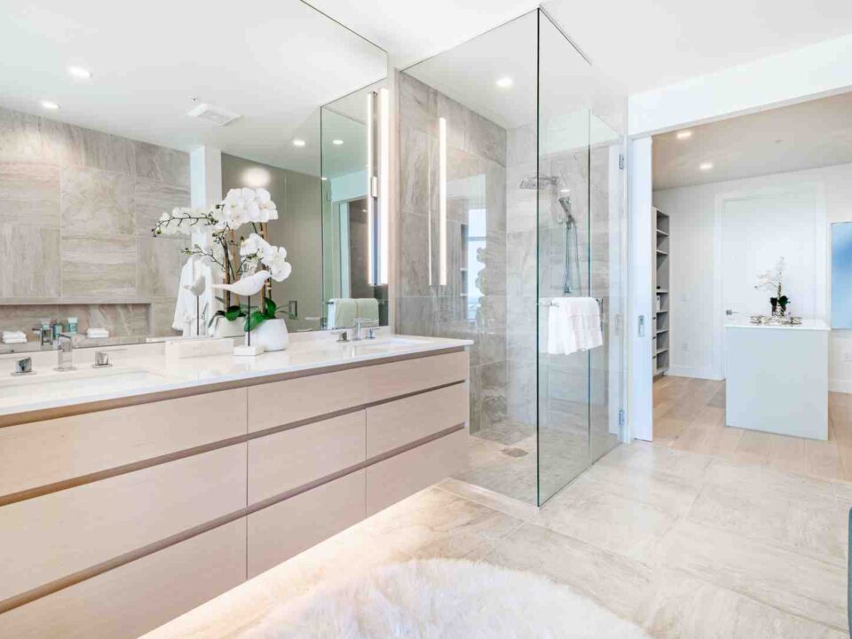 Design Ideas for Stylish Glass Shower Doors in Small Bathrooms